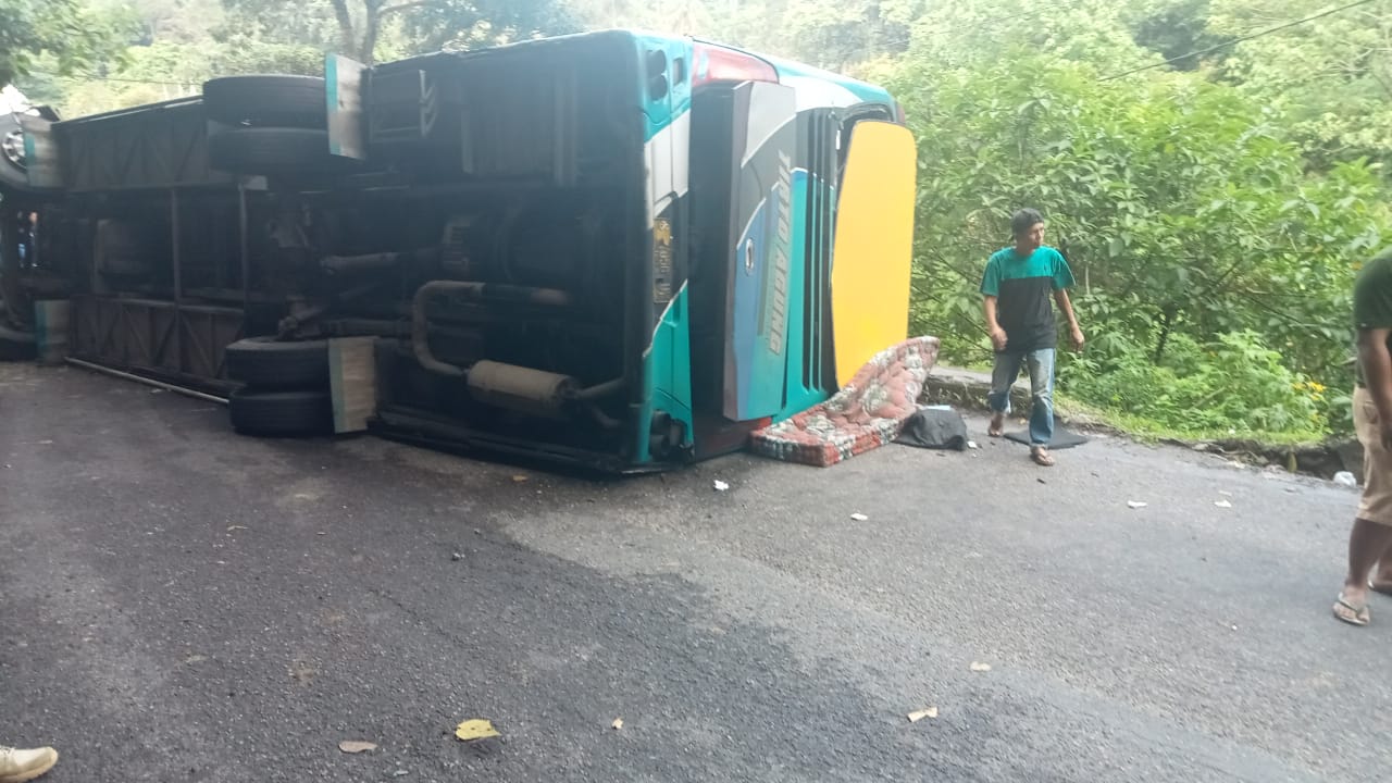 Keadaan bus yang terbalik di daerah Silaiang (Foto: Istimewa)