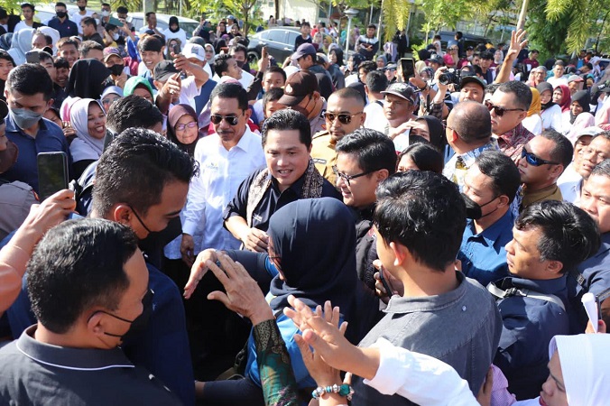 Menteri BUMN Erick Thohir disambut ribuan warga Sumatera Barat. (Foto: Halonusa.com/Halbert Caniago)