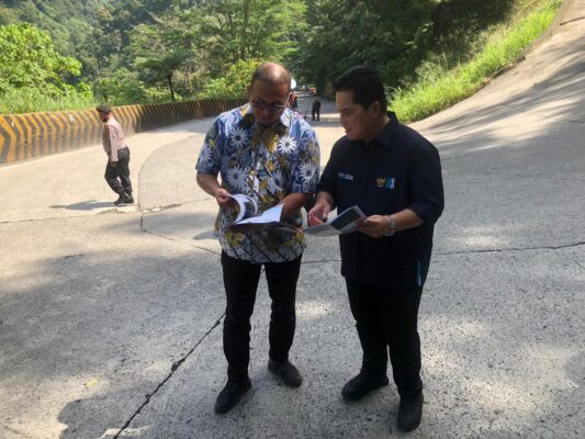 Anggota DPR RI Andre Rosiade dan Menteri BUMN Erick Thohir di Sitinjau Lauik. (Foto: Halonusa.com/Halbert Caniago)