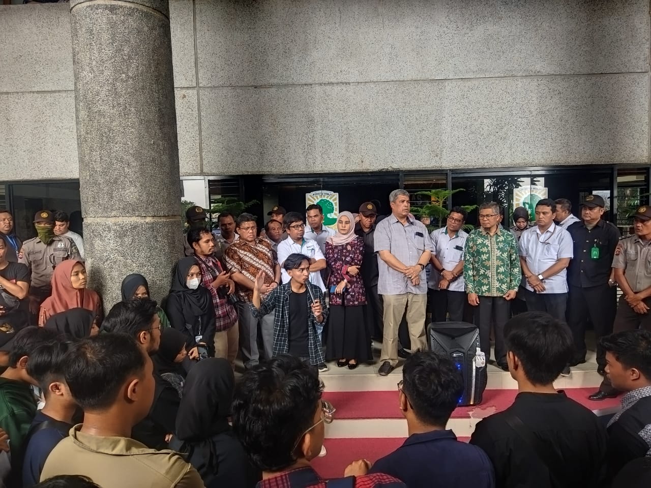 Mahasiswa menyampaikan aspirasinya di depan Rektor (Foto: Istimewa)