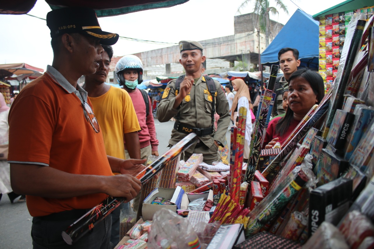 Tim Satpol PP Padang menyita petasan dari pedagang di Pasar Raya Padang (Foto: Humas)