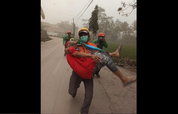 Proses evakuasi warga terdampak erupsinya Gunung Semeru, Minggu (4/12/2022). (Foto: Humas BNPB)