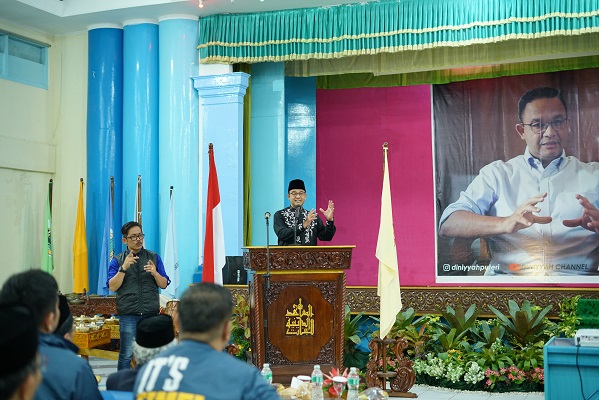 Anies Baswedan dalam safari politik di Sumbar saat diskusi tentang pendidikan di Perguruan Diniyyah Puteri Padang Panjang, Sumatera Barat, Sabtu (3/12/2022) malam. (Foto: Tim Khusus Anies Baswedan Sumbar)