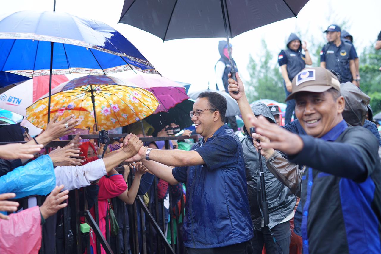 Warga Rela Hujan-hujanan Demi Bertemu Anies Baswedan di Padang