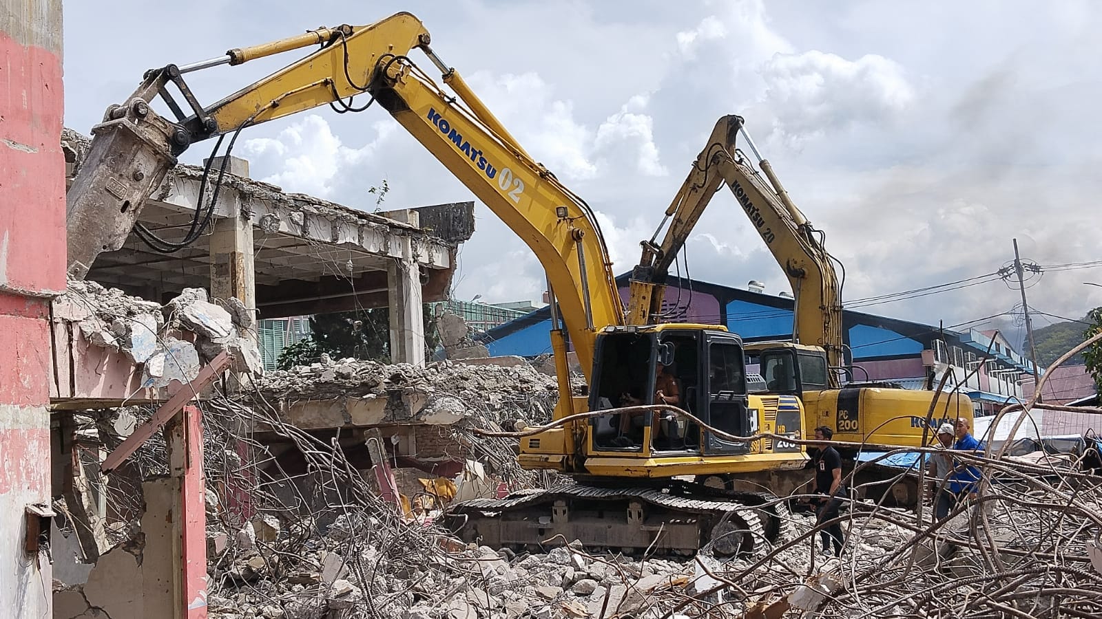 Ekskavator merobohkan bangunan fase VII Pasar Raya Padang (Foto: Diskominfo Padang)