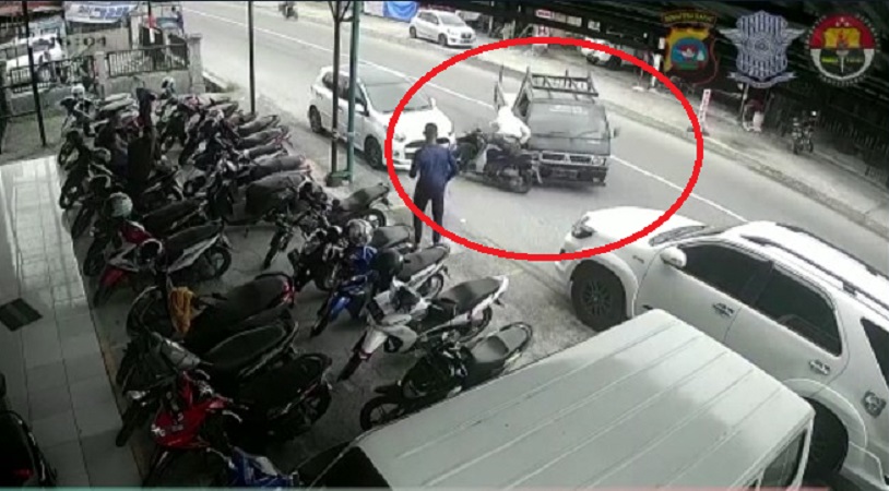 Rekaman CCTV aksi heroik sopir mobil L-300 gagalkan pelarian pelaku jambret di Ampang, Kota Padang. (Foto: IG Ditlantas Polda Sumbar)