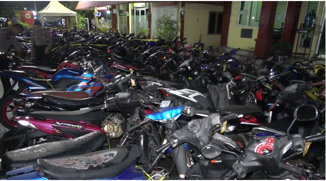 Puluhan kendaraan roda 2 diamankan oleh personel Polresta Padang