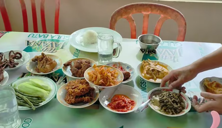 Beragam makanan yang disajikan Rumah Makan Keluarga di Solok. (foto: Youtube Herlina Basri)