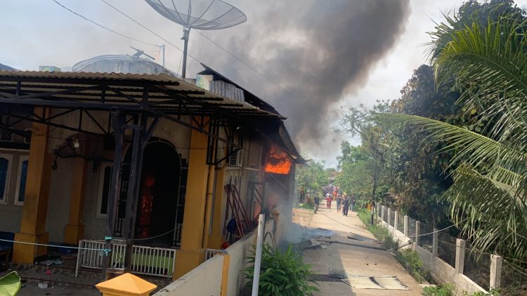 Rumah Terbakar di Padang (Foto: Istimewa)