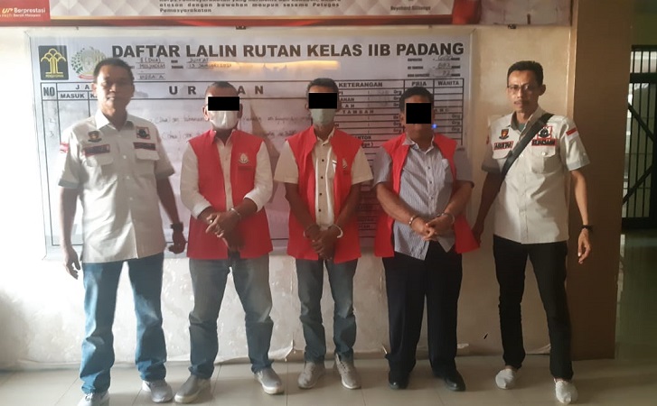 Tiga orang tersangka korupsi proyek rusun Sijunjung saat hendak ditahan jaksa Kejati Sumbar, Jumat (13/1/2022). (Foto: Istimewa)
