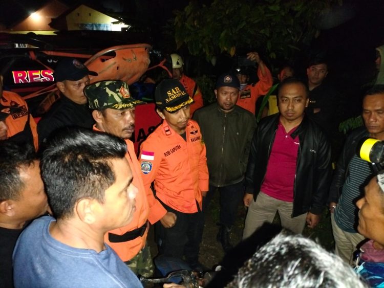 Tim Evakuasi melakukan diskusi sebelum keberangkatan (Foto :Basarnas)