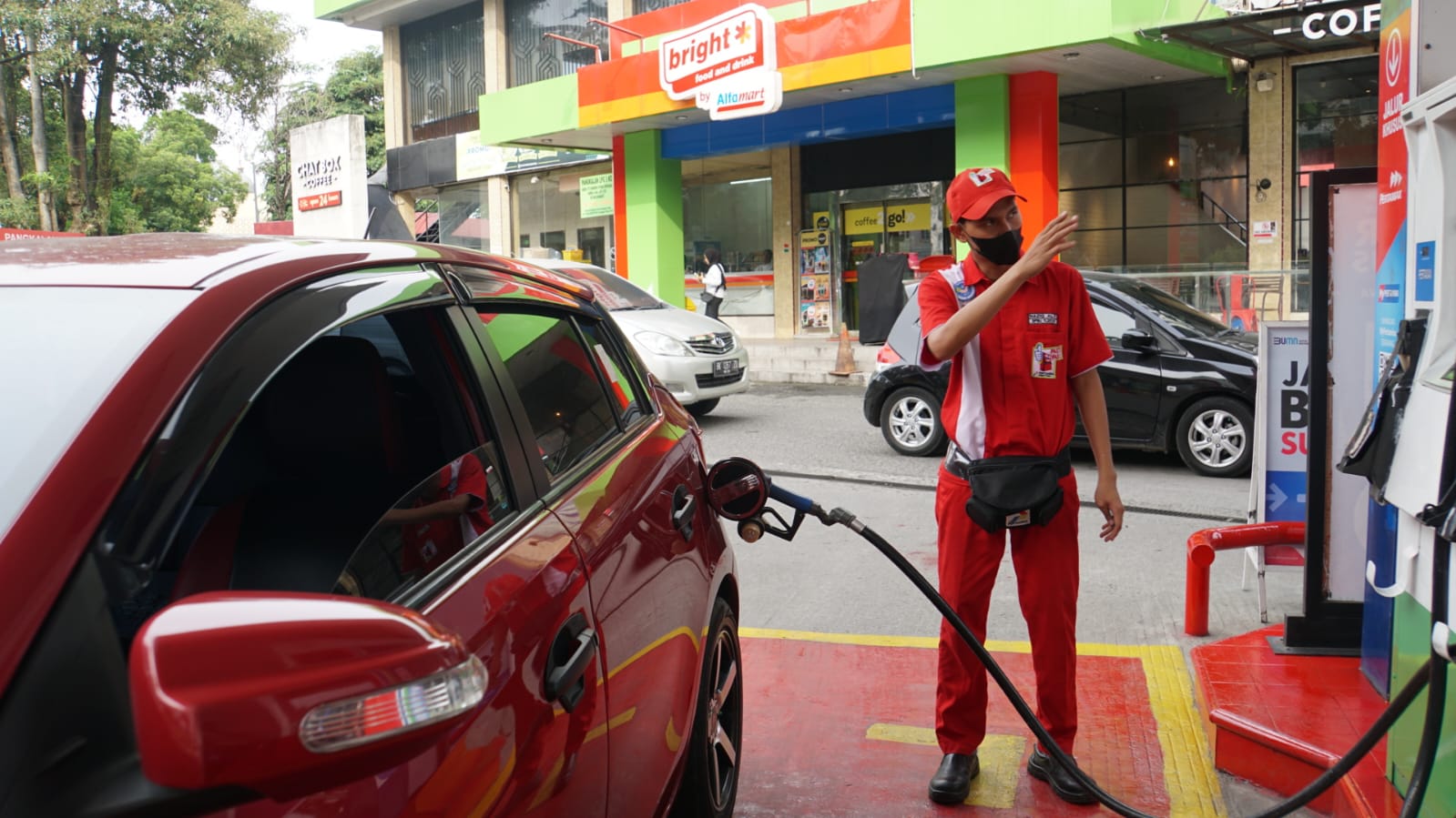 Petugas SPBU mengisi bahan bakar (Foto: Pertamina)