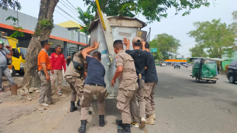 Personel Satpol PP Padang memindahkan gerobak pedagang di Simpang Haru Padang (Foto: Humas)