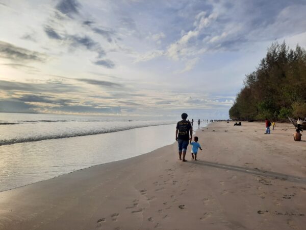 Pemandangan Pantai Pasia Jambak yang bersih (Foto: Halber/Halonusa)