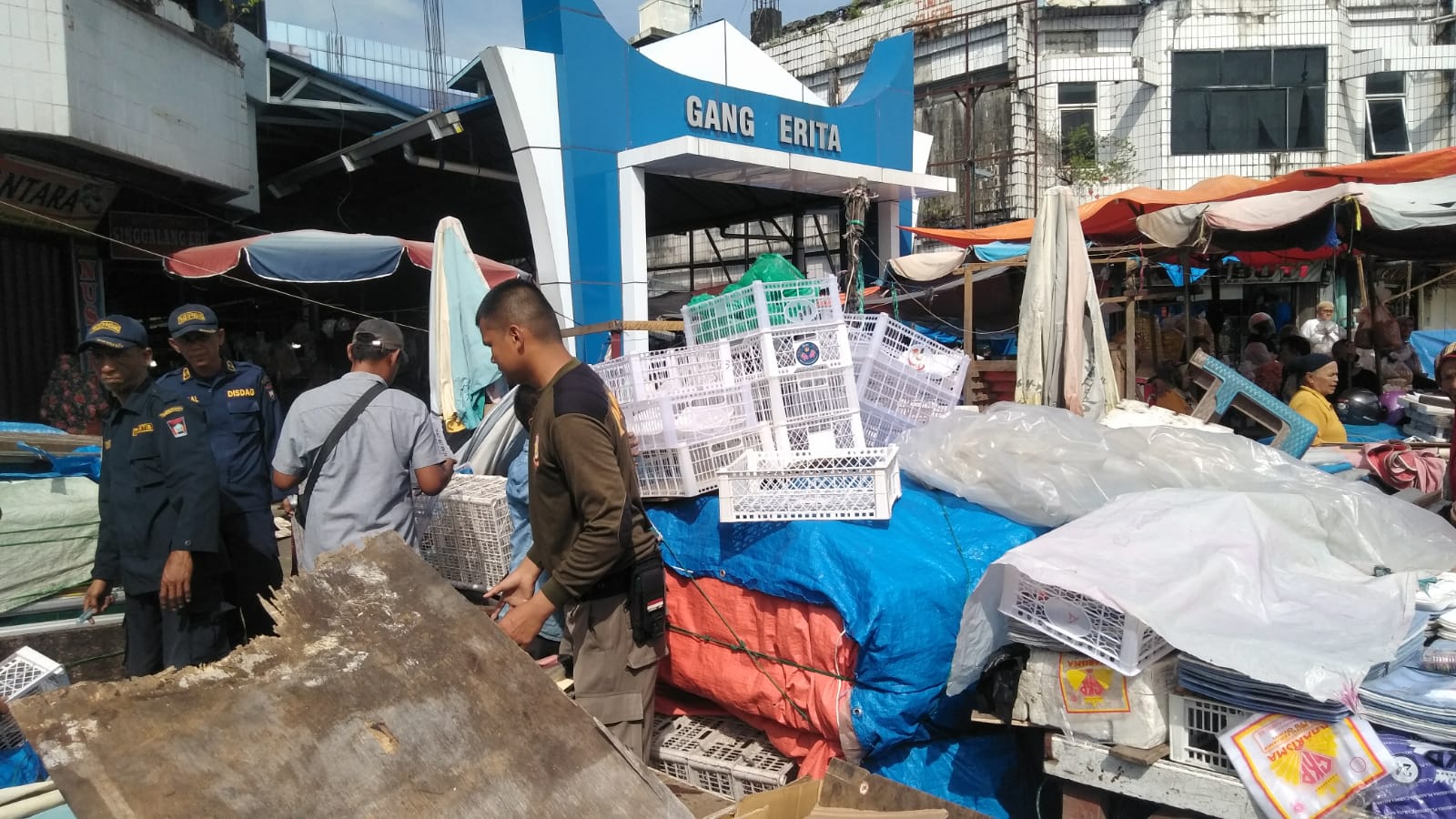 Personel Satpol PP Padang tertibkan PKL di Pasar Raya Padang (Foto: Humas Satpol PP Padang)
