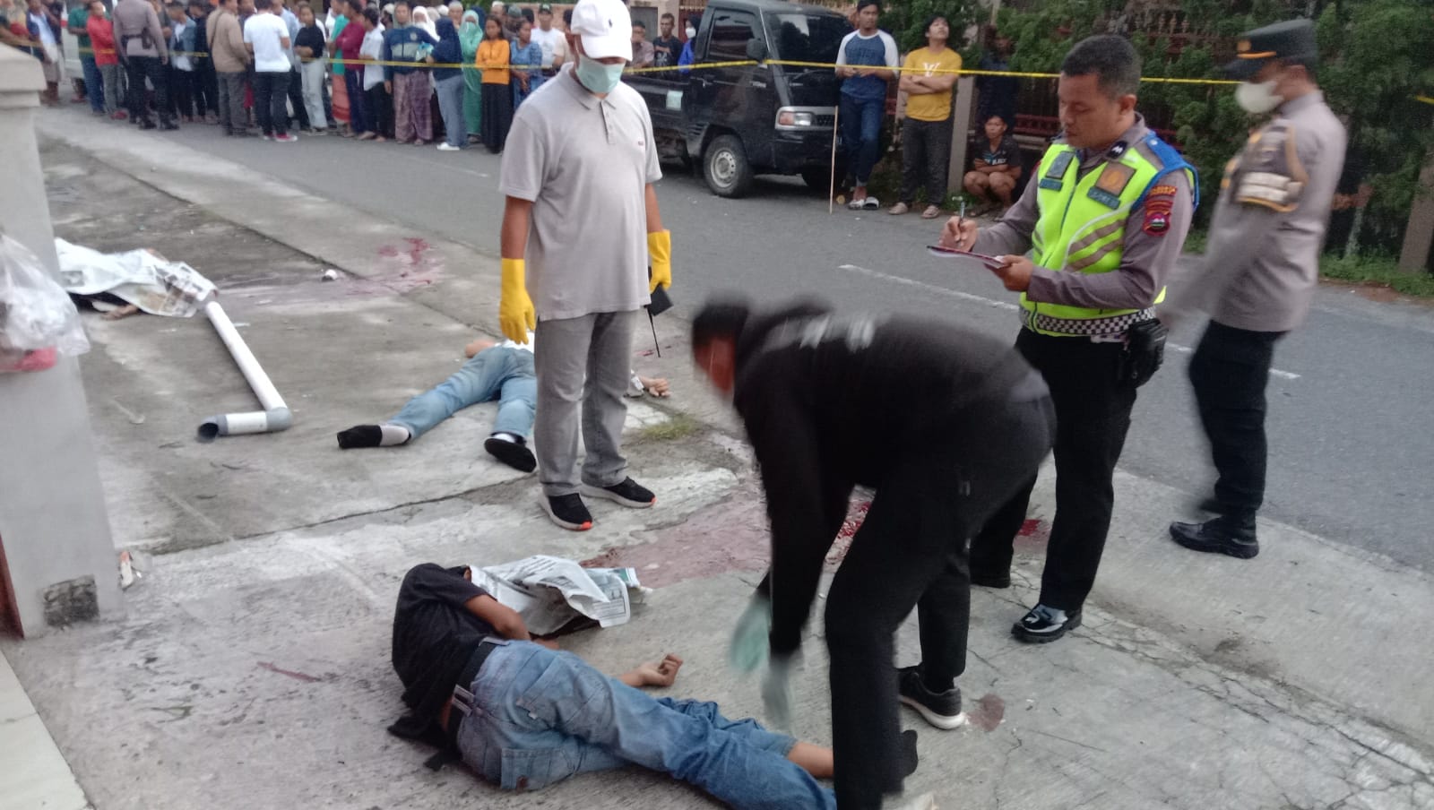 Polisi melakukan olah TKP kecelakaan maut di Padang (Foto: Istimewa)