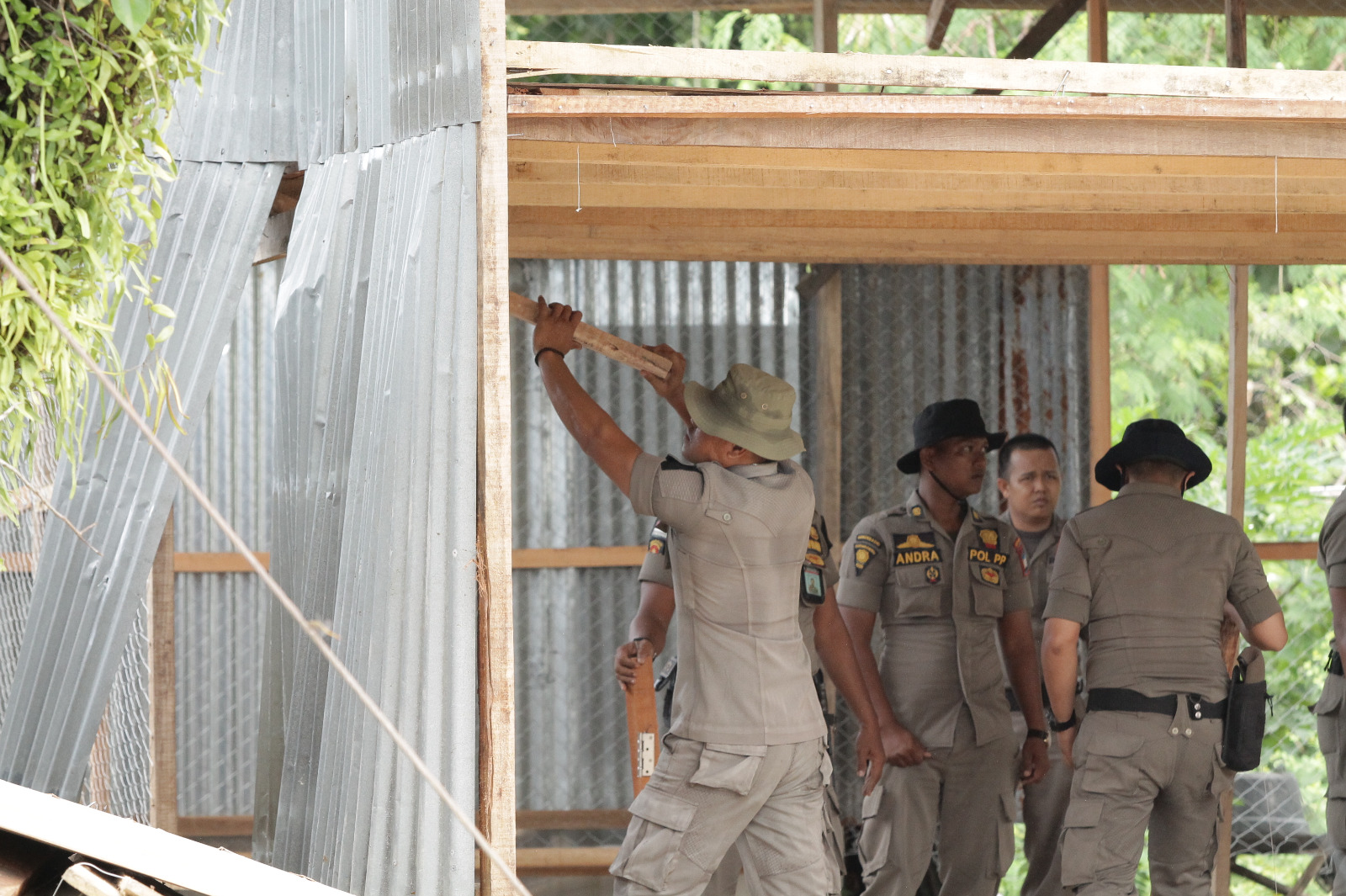 Personel Satpol PP Padang membongkar bangunan liar di Koto Tangah (Foto: Humas Satpol PP Padang)