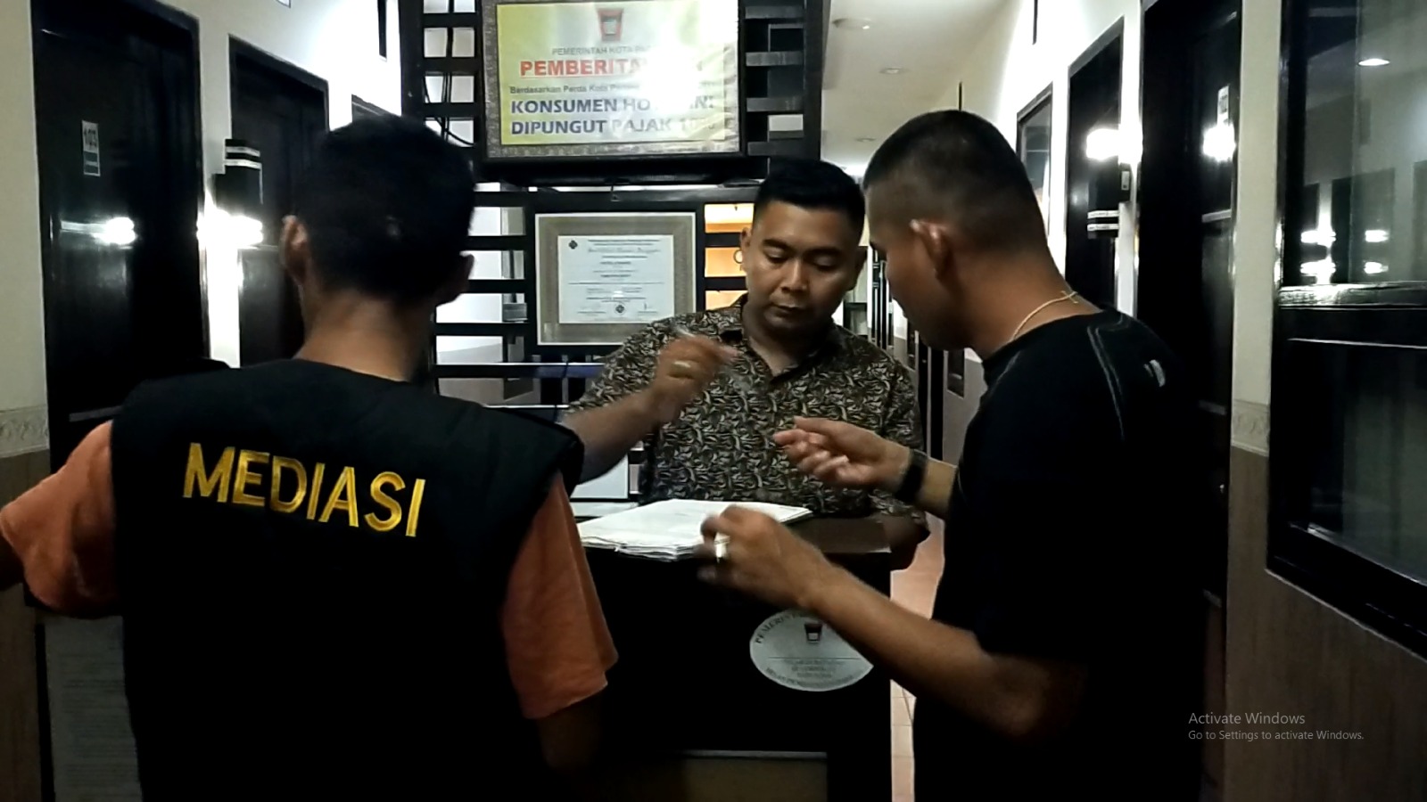 Petugas Satpol PP Padang berikan surat panggilan kepada petugas penginapan (Foto: Humas Satpol PP Padang)