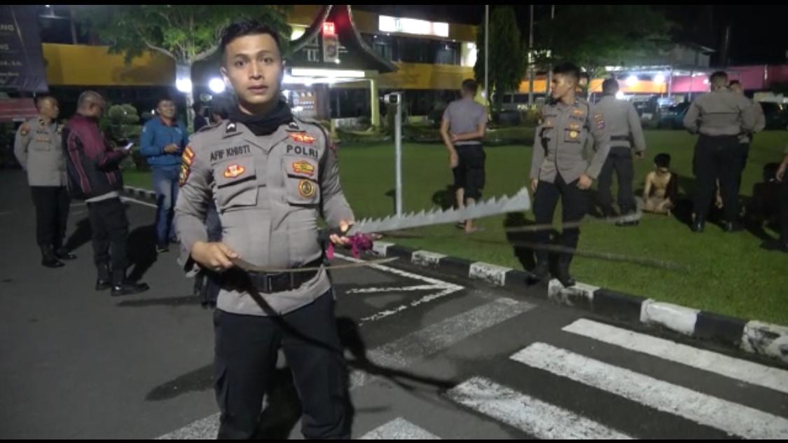Personel Polresta Padang memperlihatkan senjata tajam yang diamankan (Foto: Istimewa)