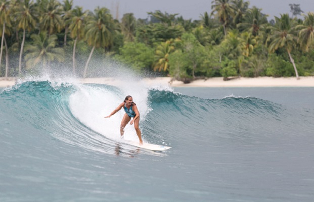 ilustrasi surfing di Mentawai. (Foto: Dewitours.de)
