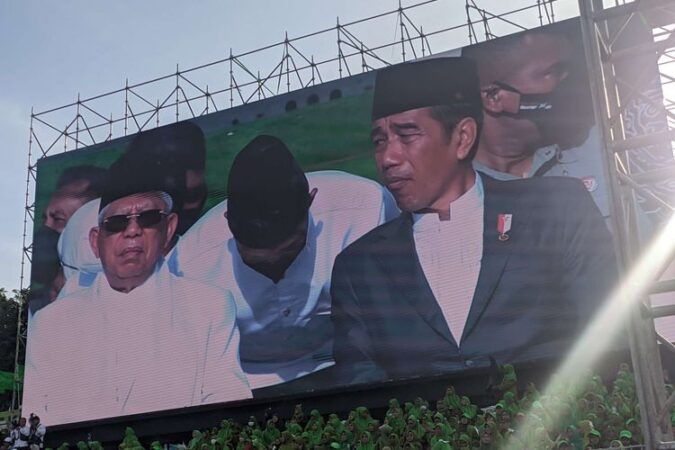 Presiden RI Joko Widodo (kanan) dan Wakil Presiden Ma'aruf Amin (kiri) di perayaan 1 abad NU. (Foto: Kompas.com/Singgih Wiryono)