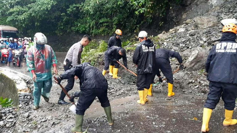 Petugas membersihkan material longsor di Silaiang Kariang, Kabupaten Tanah Datar, Selasa 21 Februari 2023. (Foto: Istimewa)