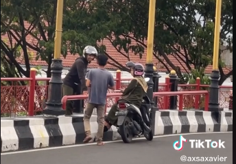 Tangkap Layar Postingan Video Pelaku Pungli di Jembatan Siti Nurbaya Padang