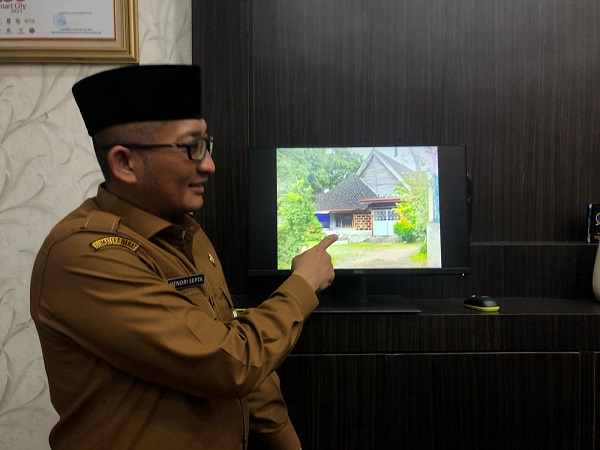 Wali Kota Padang, Hendri Septa menunjuk cagar budaya Rumah Soekarno sebelum dirobohkan (Foto Halbert/Halonusa)