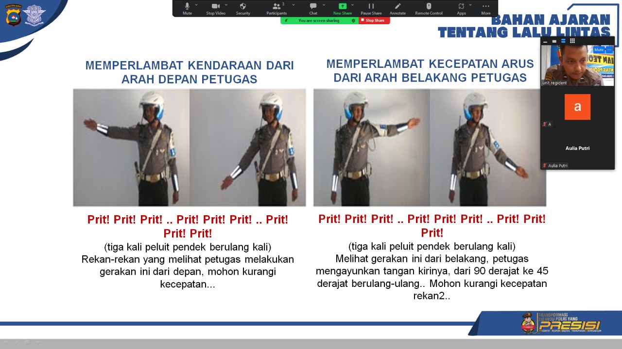 Personel Satlantas Polresta Padang memberikan materi tentang ujian teori SIM (Foto: Dokumentasi Satlantas Polresta Padang)