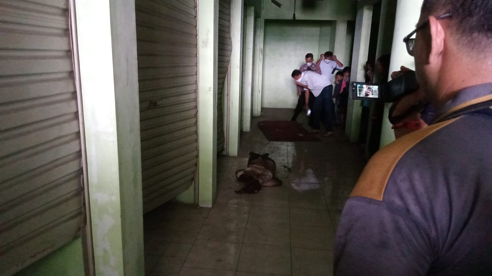 Penemuan mayat tanpa identitas di Pasar Raya Padang (Foto: Istimewa)