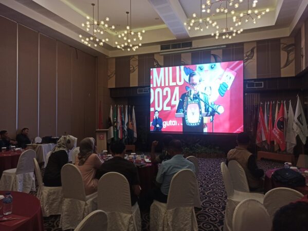 KPU Sumbar menyaksikan peluncuran Kirab Pemilu 2024 secara hibryd live streaming di salah satu hotel Kota Padang, Selasa 14 Februari 2023. (Foto: Istimewa)
