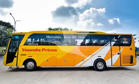 Bus Yoanda Prima yang melayani transportasi Palembang-Padang (foto: Traveloka)