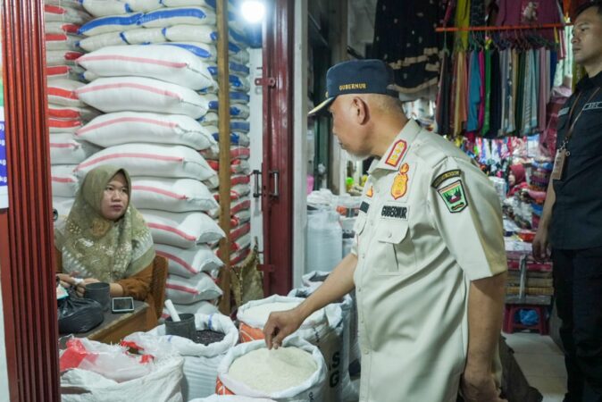 Gubernur Sumatera Barat Mahyeldi Ansharullah meninjau harga kebutuhan pokok di Pasar Bandar Buat, Padang, Sabtu 18 Maret 2023. (Foto: adpsb)