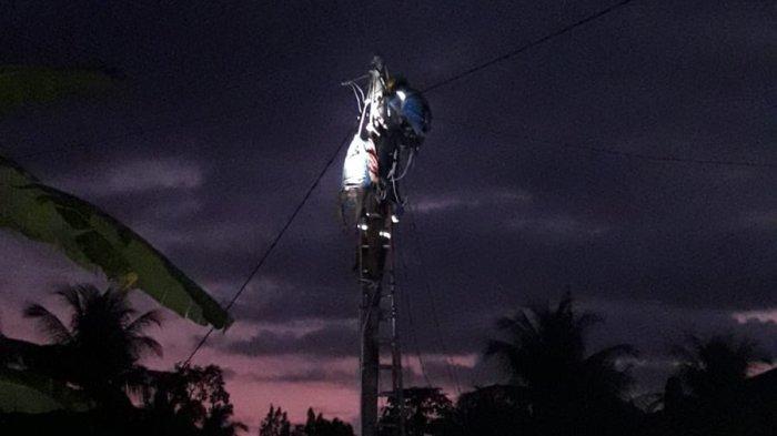 Proses evakuasi petugas PLN yang tewas tersengat aliran listrik di Kabupaten Padang Pariaman. (Foto: Istimewa)