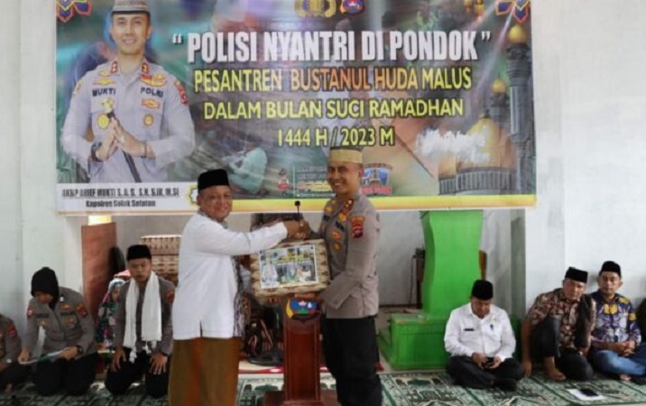 Kapolres Solok Selatan, AKBP Arief Mukti Surya Adhi Sabhara menyerahkan bingkisan kepada pengurus Pondok Pesantren (Foto: Dokumen Polres Solok Selatan)