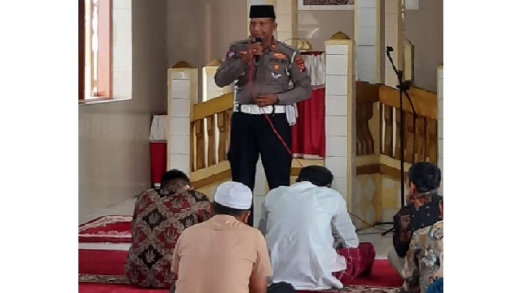 Kasatlantas Polres Agam, Iptu Apriman Sural memberikan sosialisasi terkait keselamatan berlalu lintas di masjid