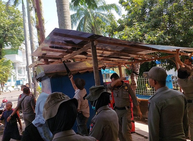 Personel Satpol PP Padang membongkar Lapak PKL di Jalan Khatib Sulaiman