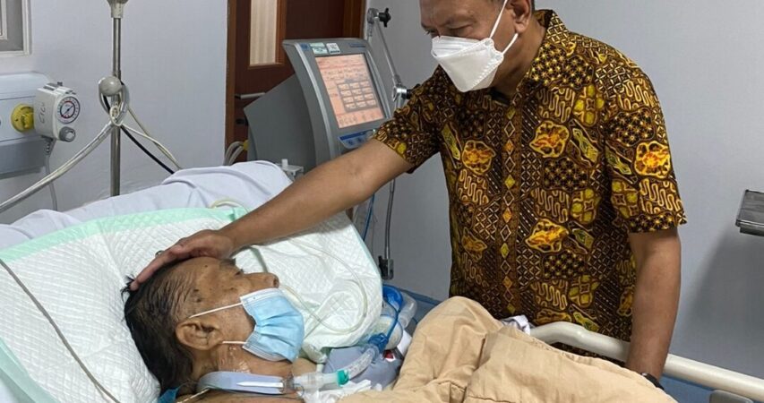 Mantan Gubernur Sumatera Barat Azwar Anas menghembuskan nafas terakhir, Minggu 5 Maret 2023. (Foto: Istimewa)
