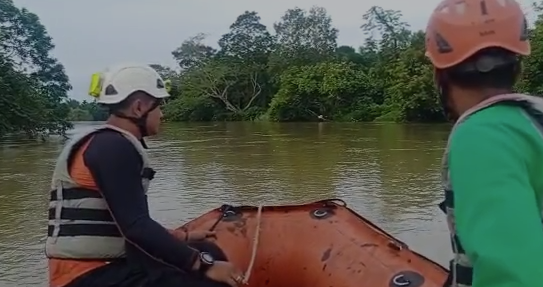 Tim Basarnas Menelusuri sungai mencari keberadaan korban diterkam buaya di Sungai Pasaman Barat