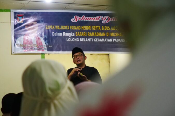 Wali Kota Padang, Hendri Septa Memberikan pemaparan kepada sisswa yang mengikuti Pesantren Ramadhan 2023