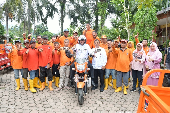 Wali Kota Padang, Hendri Septa berfoto dengan petugas kebersihan menggunakan becak motor yang baru dibeli