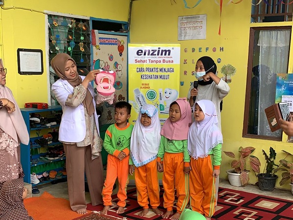 Enzim sosialisasikan kesehatan gigi dan mulut di TK Islam Ammatullah Padang. (Foto: Halonusa.com)