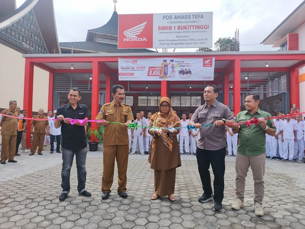 PT. Astra Honda Motor (AHM) bersama dengan PT. Hayati Pratama Mandiri (HPM) selaku Main Dealer Sepeda Motor Honda Sumatera Barat (Sumbar) dan AHASS Central Servis I meresmikan Pos Teaching Factory (TEFA) di SMKN 1 Bukittinggi, Selasa 14 Maret 2023. (Foto: