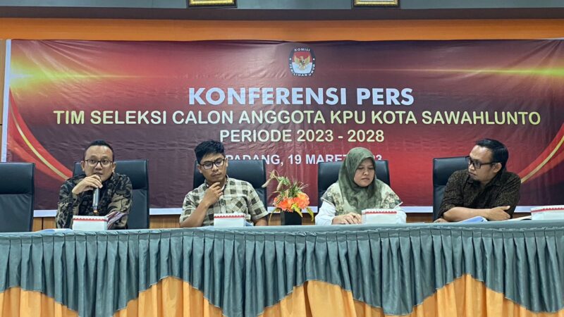 Tim seleksi (timsel) penerimaan anggota KPU Sawahlunto pada saat menggelar jumpa pers dengan awak media di Aula Kantor KPU Sumbar, Minggu 19 Maret 2023. (Foto: Halonusa.com)