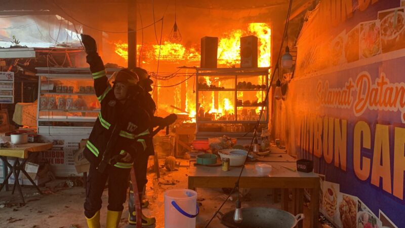 Personel Dinas Pemadam Kebakaran Kota Padang melakukan pemadaman api (Foto: Damkar Padang)