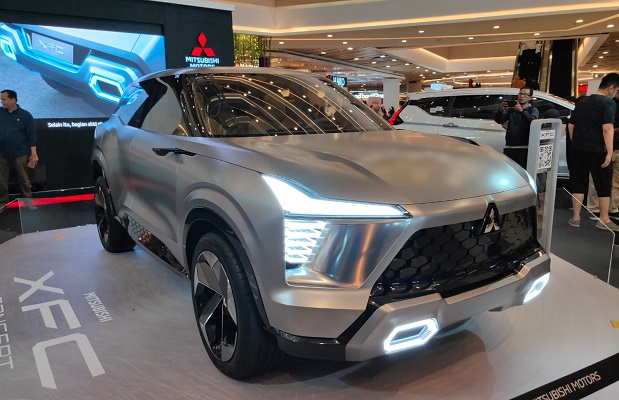 Mobil Mitsubishi XFC Concept saat dipamerkan Kota Pekanbaru, Riau.