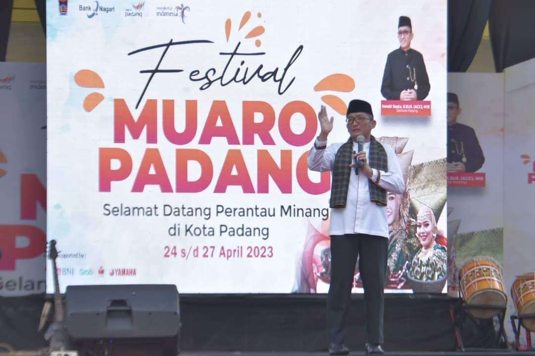 Wali Kota Padang membuka Festival Muaro Padang