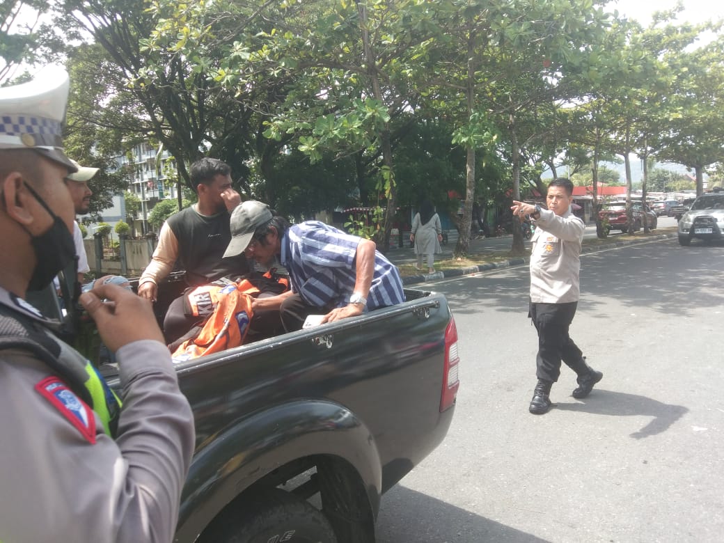 Diduga Pungli, 10 Tukang Parkir di Pantai Padang Diamankan, Polisi Minta Korban Laporkan
