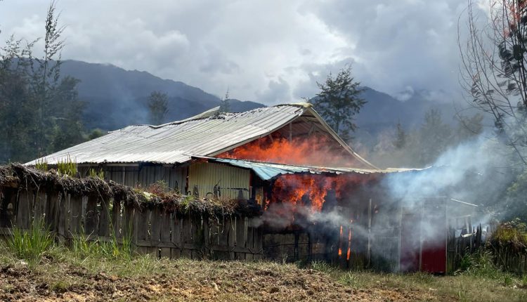 Rumah warga di samping Tower Telkomsel Ilaga, Kabupaten Puncak dibakar KKB Kepala Air, Sabtu 18 Februari 2023. (Dok Humas Polda Papua)