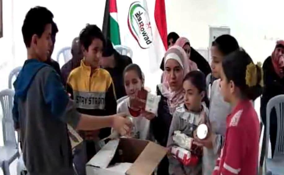 Tangkap Layar anak-anak palestina menerima kado lebaran idul fitri dari Kota Padang